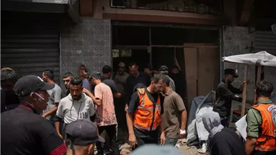 غارة إسرائيلية على دير البلح تقتل مسؤولاً بجهاز الأمن الداخلي في غزة ومرافقه