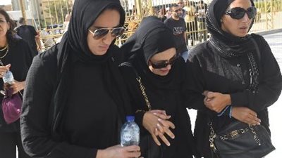 انهيار والدة تامر حسني في جنازة طليقها