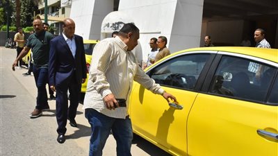 15 تاكسي جديدًا على أعتاب التشغيل.. محافظ أسيوط يتابع الاستعدادات النهائية
