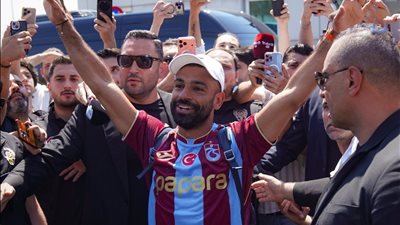 استقبال تاريخي لمحمد صلاح في تركيا.. جماهير طرابزون سبور تهتف باسم 