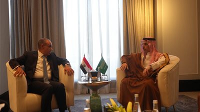 عبد العاطي يبحث مع نظيره السعودي تعزيز العلاقات والتنسيق بشأن أزمات المنطقة