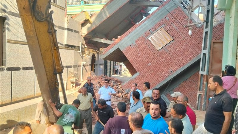 بدء إزالة أنقاض عقار
