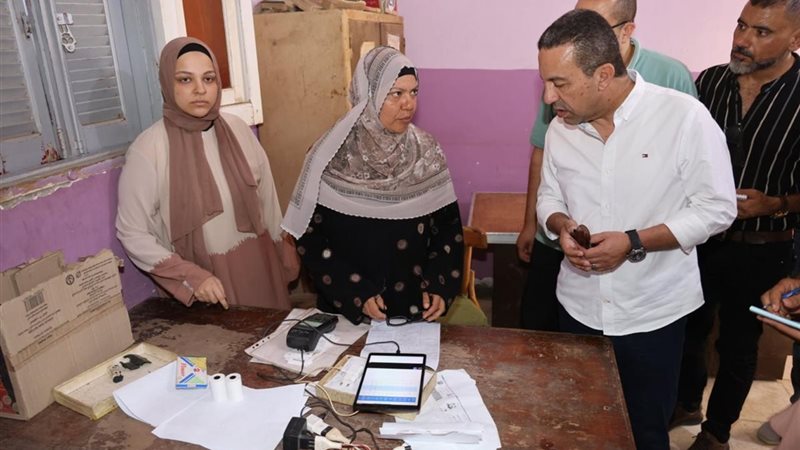 المحافظ اثناء الجولة
