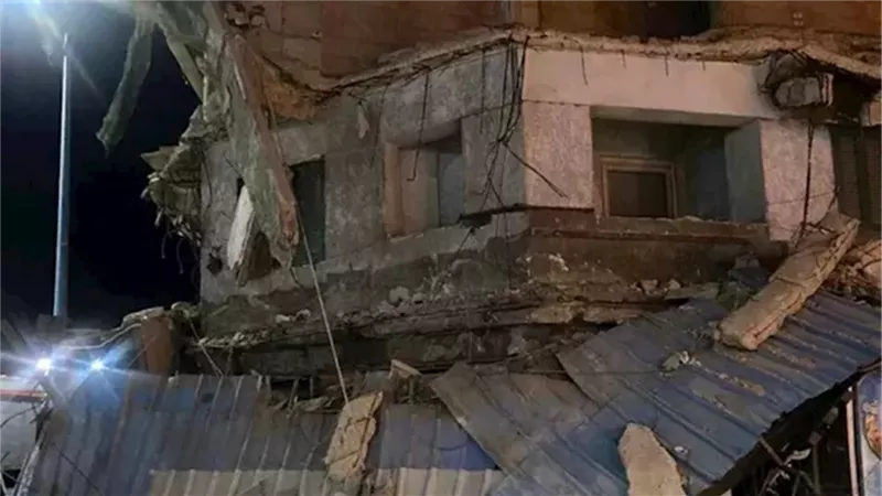 انهيار مبنى بسبب