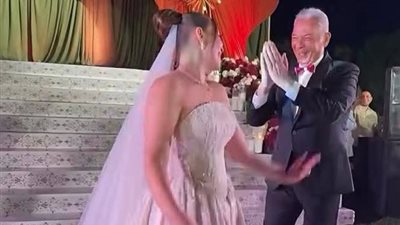 محمود حميدة يرقص مع ابنته في زفافها على أنغام «يا بتاع التفاح»