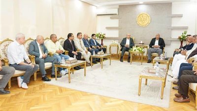 وزير الطيران يبحث مع محافظ مطروح زيادة الحركة الجوية وتنشيط السياحة