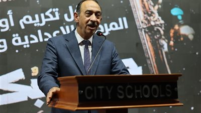 محافظ سوهاج يكرّم 360 طالبًا وطالبة من أوائل الشهادات بمدارس سيتي