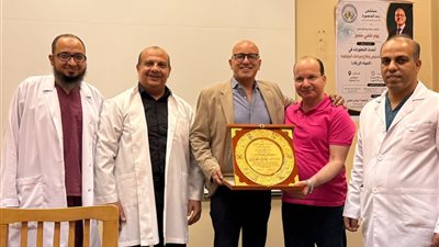 رمد المنصورة تستضيف أحد خبراء الجلوكوما عالميًا.. العلم يتحول لجراحات داخل غرفة العمليات