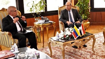 وزير الطيران المدني يبحث مع سفير فنزويلا تعزيز التعاون في النقل الجوي