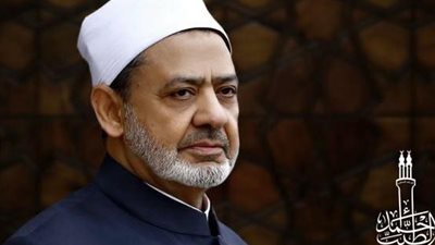 شيخ الأزهر يطمئن على صحة مفتي الجمهورية هاتفيا ويدعو له بتمام الصحة والعافية