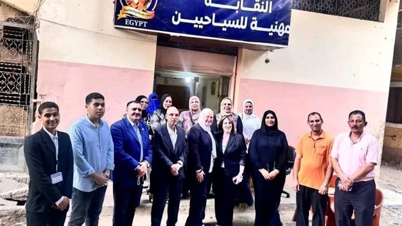 من جانب الافتتاح