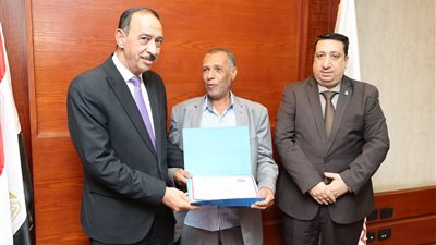 محافظ سوهاج يكرم مواطنا خصص جزءا من أرضه لتوسعة طريق