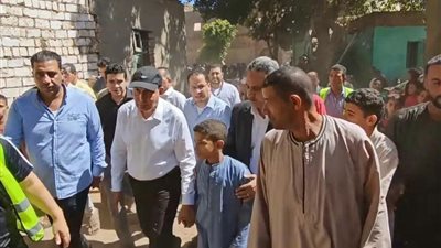 محافظ المنيا يلتقي أهالي قرية إدقاق المسك ويستجيب لعدد من مطالبهم 