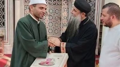 رسالة محبة من قلب القناطر.. كاهن كنيسة العذراء يشارك الأهالي فرحة المولد النبوي بالحلوى