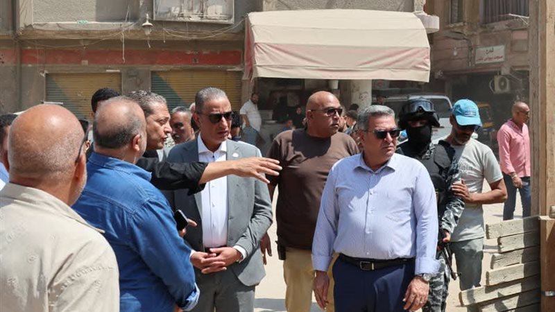 محافظ الجيزة أثناء جولته بمنطقة 