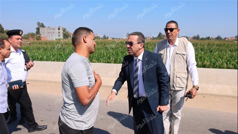 المحافظ اثناء حديثة مع السائق