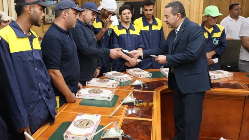 المحافظ اثناء التوزيع