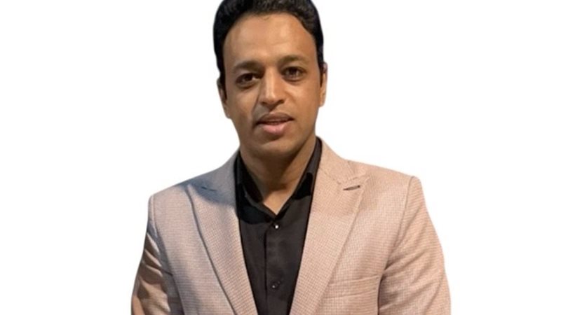 الكاتب الصحفي محمود