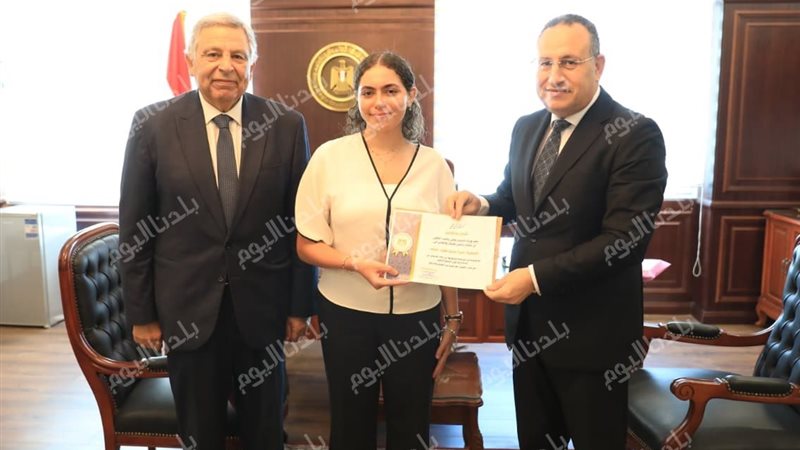 وزير التعليم العالي يكرم الطالبة هيا عمرو 