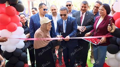 محافظ المنوفية يصطحب مسنة ويشاركها افتتاح معرض 