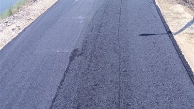 رصف 3 كيلومترات من طريق الصفيحة ـ طهطا بسوهاج
