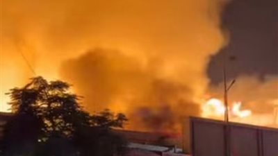 جهود مكثفة للسيطرة على حريق هائل داخل مصنع خلف سوق العبور 