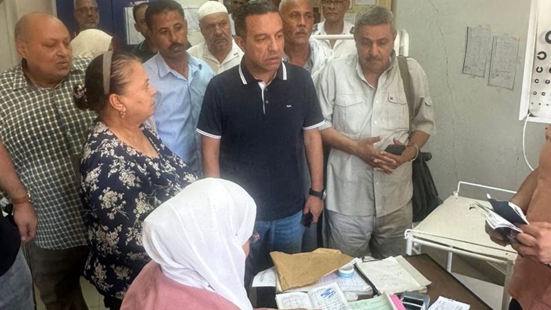المحافظ اثناء الجولة