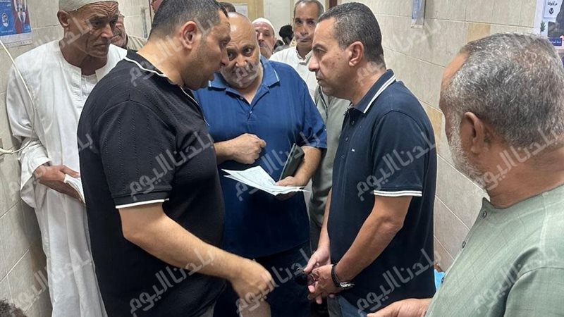 المحافظ اثناء الجولة