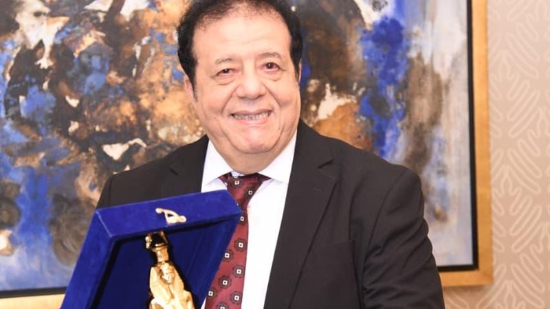 الدكتور عاطف عبد