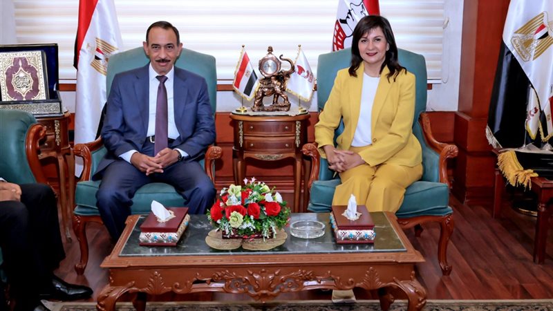 طارق راشد مع السفيرة